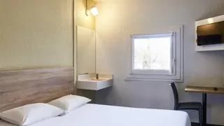 Days Hotel & Suites by Wyndham Liangping