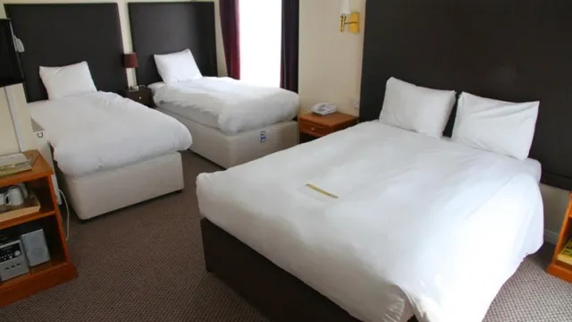 Raven Hotel Hook photo 1