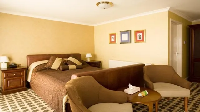 Raven Hotel Hook photo 2