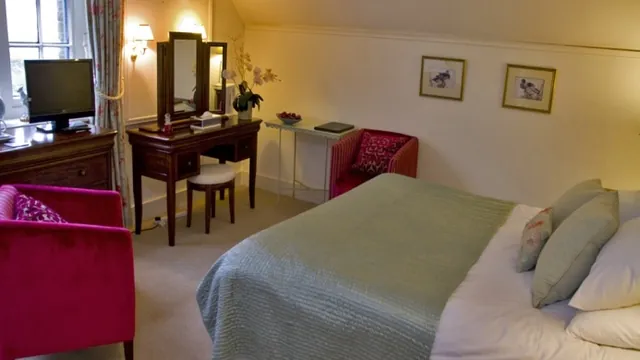 Raven Hotel Hook photo 3