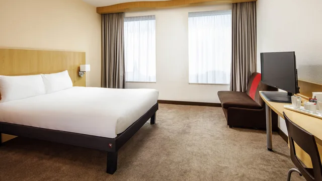 Super 8 by Wyndham Baiyin Jing Tai Square photo 1