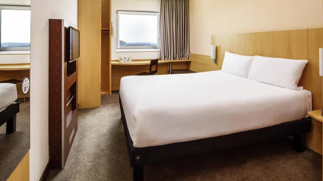 Super 8 by Wyndham Baiyin Jing Tai Square photo 3