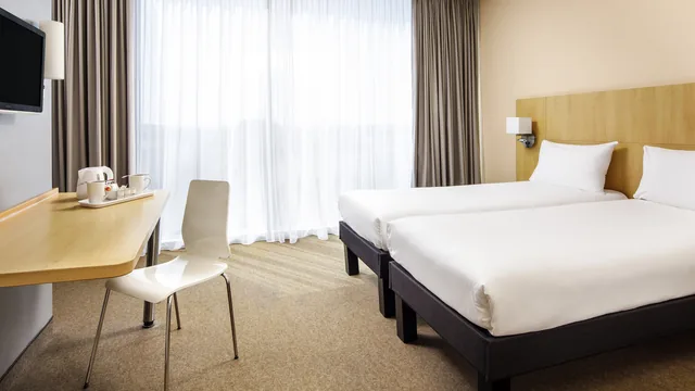 Super 8 by Wyndham Baiyin Jing Tai Square photo 6