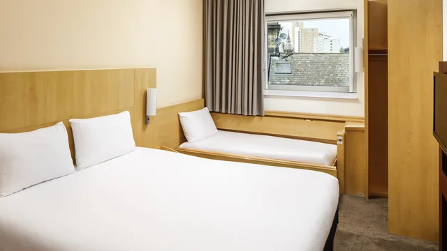 Super 8 by Wyndham Baiyin Jing Tai Square photo 8