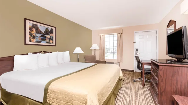 Baymont by Wyndham Albany at Albany Mall photo 9