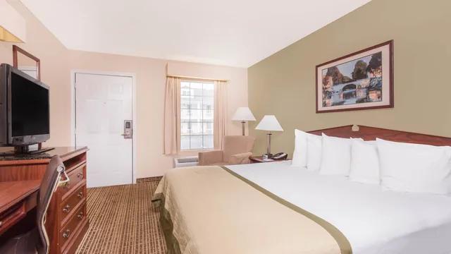 Baymont by Wyndham Albany at Albany Mall photo 10