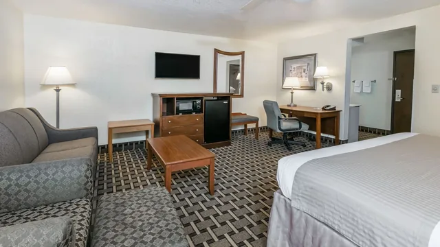 Baymont by Wyndham Arlington at Six Flags Dr photo 9