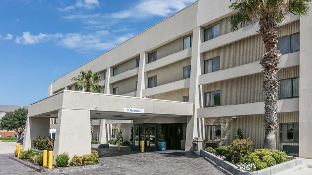 Baymont by Wyndham Arlington at Six Flags Dr photo 10