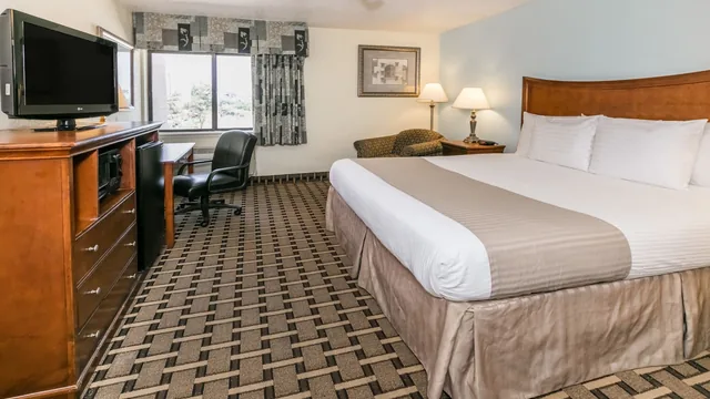 Baymont by Wyndham Arlington at Six Flags Dr photo 12