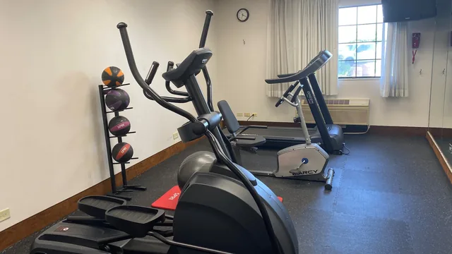 Days Inn & Suites by Wyndham Arlington Heights photo 4