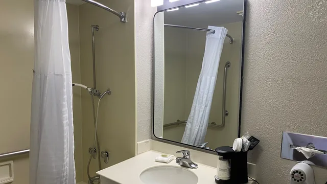 Days Inn & Suites by Wyndham Arlington Heights photo 8