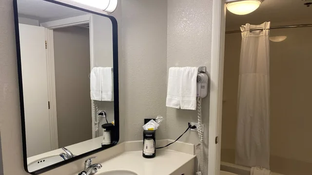 Days Inn & Suites by Wyndham Arlington Heights photo 9