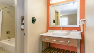 Days Inn & Suites by Wyndham Arlington Near Six Flags