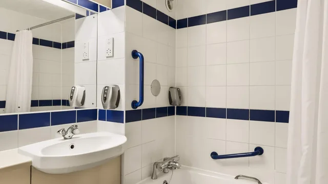 Days Inn by Wyndham Sutton Scotney North photo 4