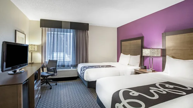 La Quinta Inn & Suites by Wyndham Hartford - Bradley Airport photo 1