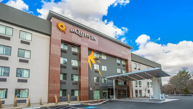 La Quinta Inn & Suites by Wyndham Hartford - Bradley Airport photo 2