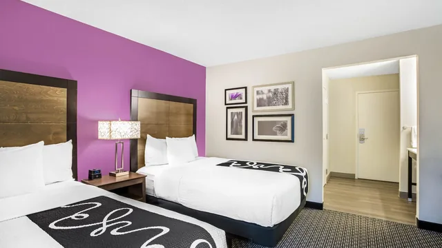 La Quinta Inn & Suites by Wyndham Hartford - Bradley Airport photo 3