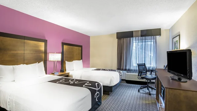 La Quinta Inn & Suites by Wyndham Hartford - Bradley Airport photo 4