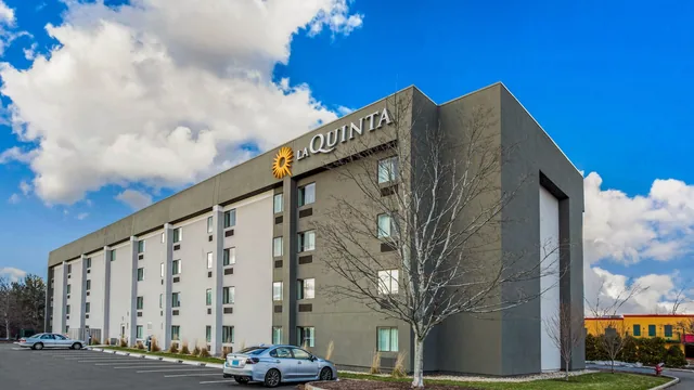 La Quinta Inn & Suites by Wyndham Hartford - Bradley Airport photo 5
