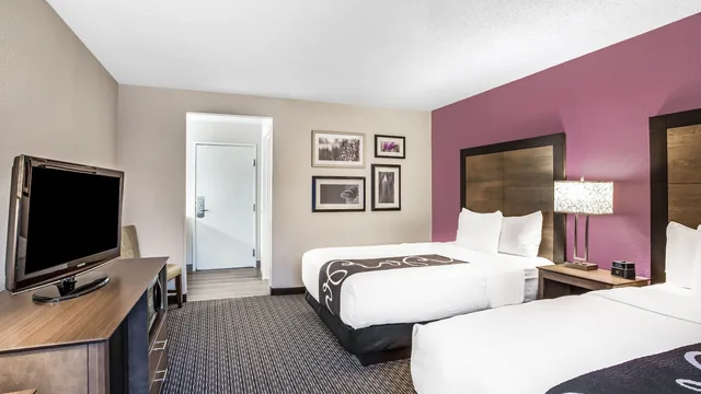 La Quinta Inn & Suites by Wyndham Hartford - Bradley Airport photo 7