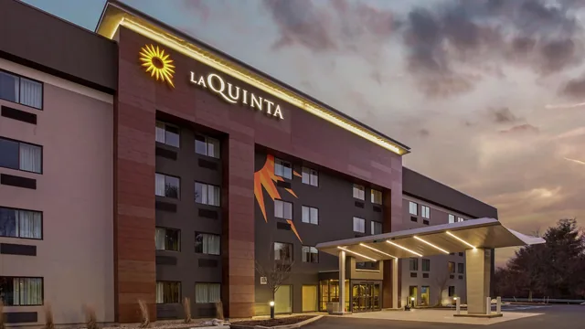La Quinta Inn & Suites by Wyndham Hartford - Bradley Airport photo 8