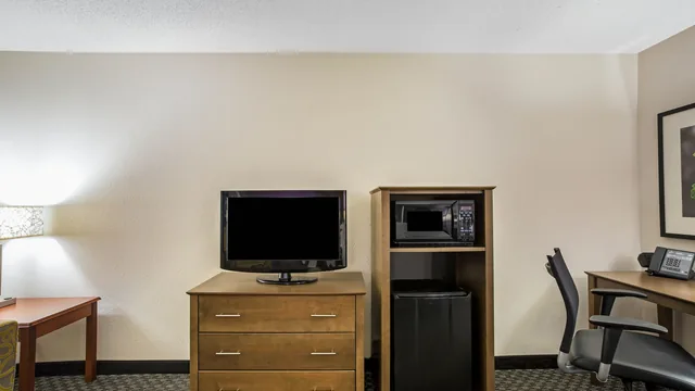 La Quinta Inn & Suites by Wyndham Hartford - Bradley Airport photo 9