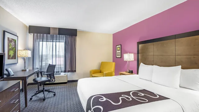 La Quinta Inn & Suites by Wyndham Hartford - Bradley Airport photo 10