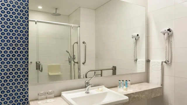 Ramada Hotel & Suites by Wyndham Izmir Kemalpasa photo 4