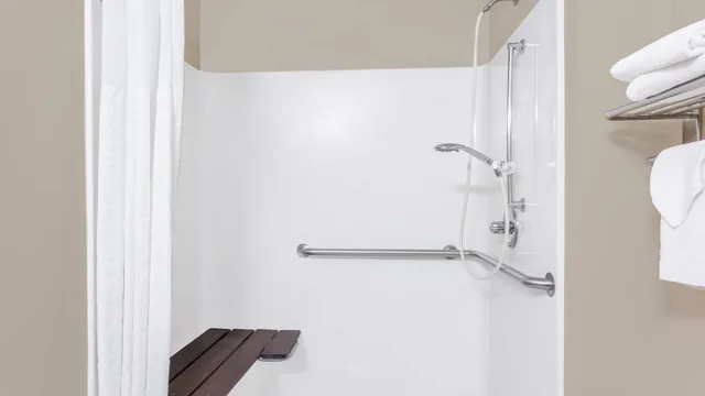 Super 8 by Wyndham Adrian photo 4