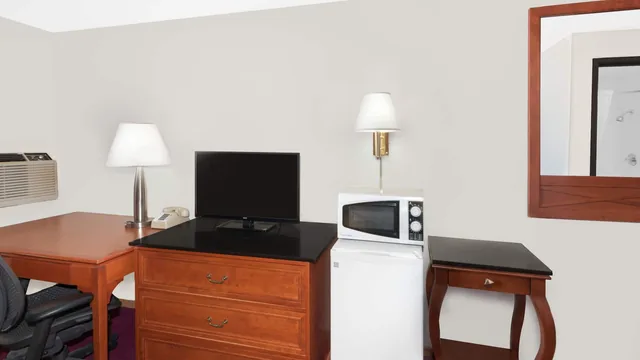 Super 8 by Wyndham Algona photo 4