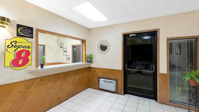 Super 8 by Wyndham Algona photo 5