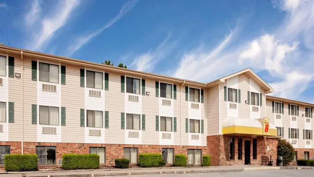 Super 8 by Wyndham Fayetteville photo 1