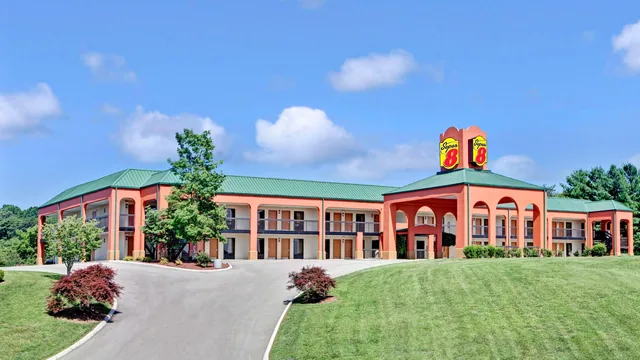 Super 8 by Wyndham Knoxville East photo 2