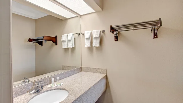 Super 8 by Wyndham Knoxville East photo 4