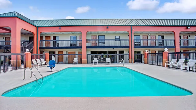 Super 8 by Wyndham Knoxville East photo 6